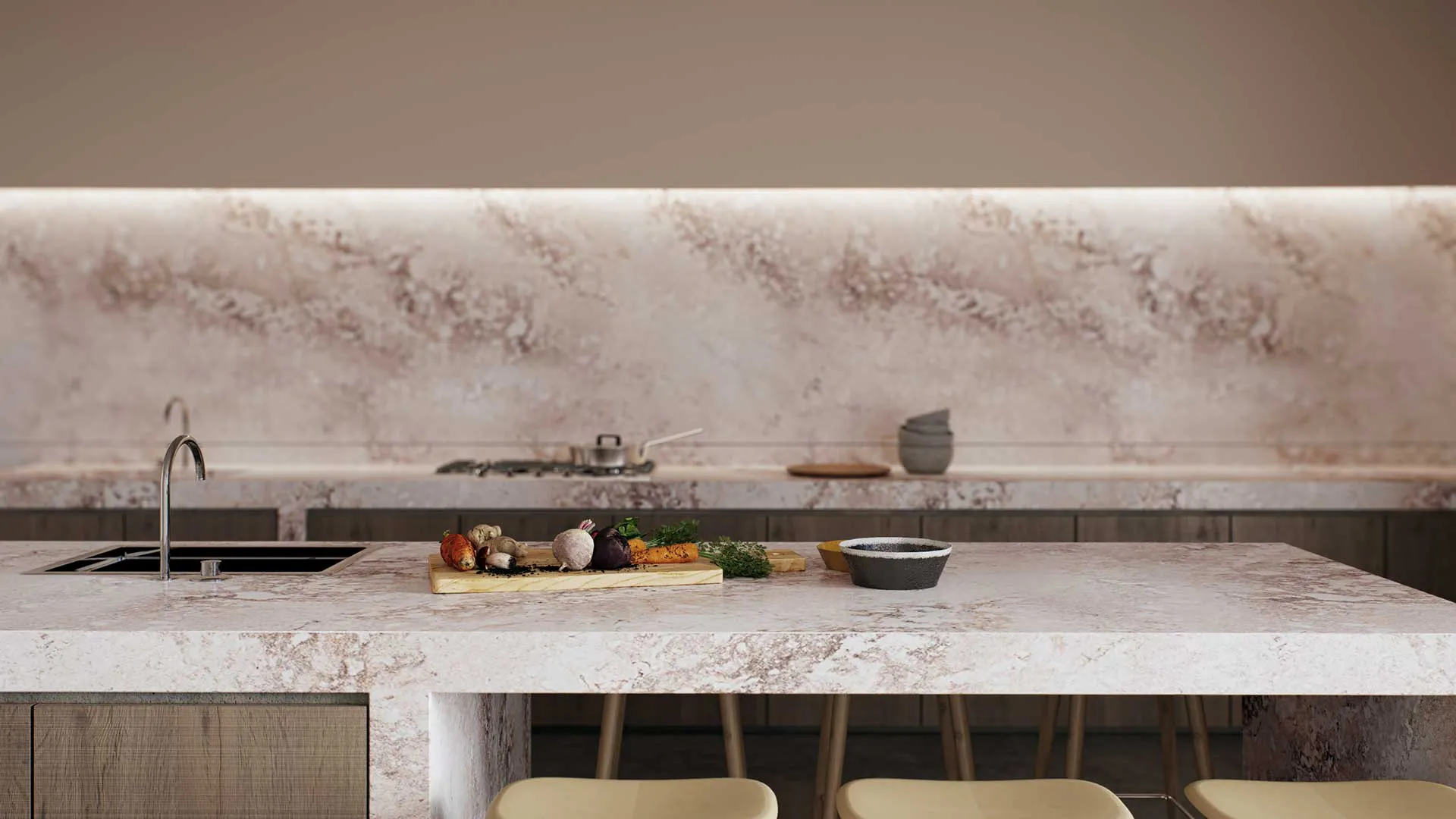 Alt Text (French): Cuisine avec plan de travail et crédence en porcelaine Caesarstone dans des tons chauds de beige et de marron, décorée avec des légumes et des bols en céramique.